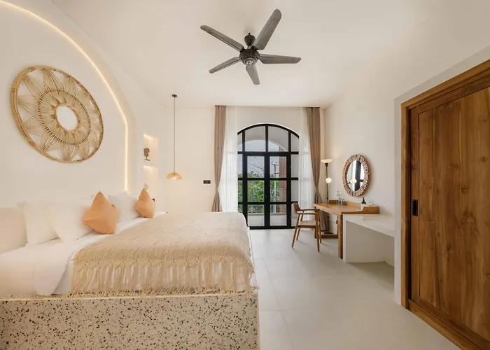 Tropical 2br W/ Rooftop & Private Pool 別荘