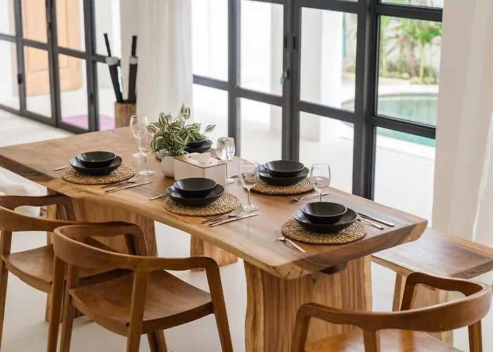 Tropical 2br W/ Rooftop & Private Pool 別荘
