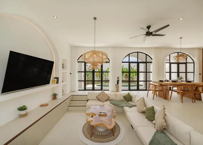 Tropical 2br W/ Rooftop & Private Pool 別荘